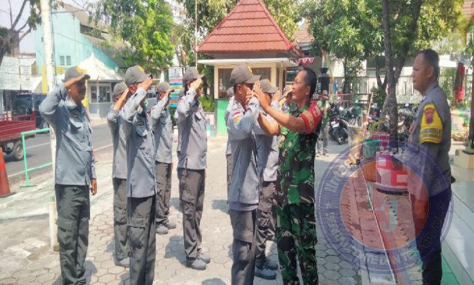 Mantapkan Kedisiplinan Linmas, Babinsa Dan Bhabinkamtibmas Purwodiningratan Bersenergi Berikan Pelatihan PBB