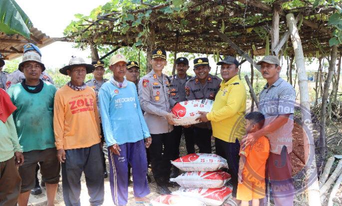 Dukung Asta Cita Polres Tuban Beri Bantuan Pupuk untuk Petani Jagung di Tambakboyo