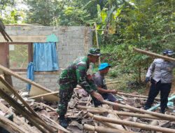 Sinergi TNI-Polri, Aksi Sigap Bantu Warga Trenggalek yang Terdampak Musibah!