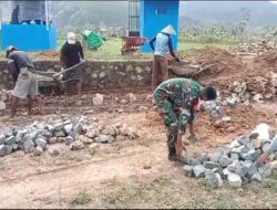 Wujud Peduli, Babinsa Koramil 0801/07 Ngadirojo Bantu Pembuatan Pondasi Pelebaran Jalan