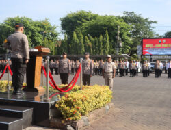 Apel Hari Senin Kapolres Pasuruan cek kelangkapan Ransus dinas dan pemberian penghargaan