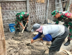 Tunjukan Kepedulian, Babinsa Bantu Renovasi Rumah Warga