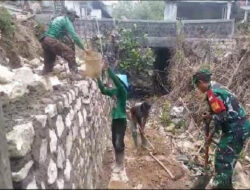 Gotong Royong Babinsa Koramil 0801/08 Tulakan Bantu Pembuatan Talud