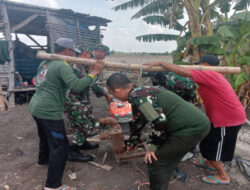 Koramil Jajaran Kodim 0812/Lamongan Bantu Petani Pemasangan Pompa Air