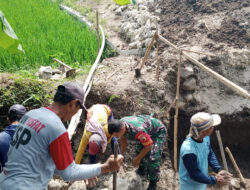 Serka Andik Bersama Warga Gotong Royong Bangun Saluran Irigasi