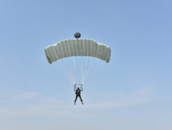 Prajurit Korps Wanita Angkatan Laut Lattek AFF Happy Landing