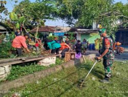 Tumbuhkan Kesadaran Masyarakat Pentingnya Kebersihan, Babinsa Gilingan Pelopori Kerja Bakti Bersama Warga