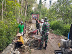 Babinsa Bangun Talud Jalan, Jamin Aliran Air Lancar