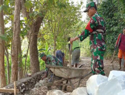 Peran Aktif Babinsa Koramil 080/11 Donorojo Bantu Pembuatan Tanggul Jalan Desa