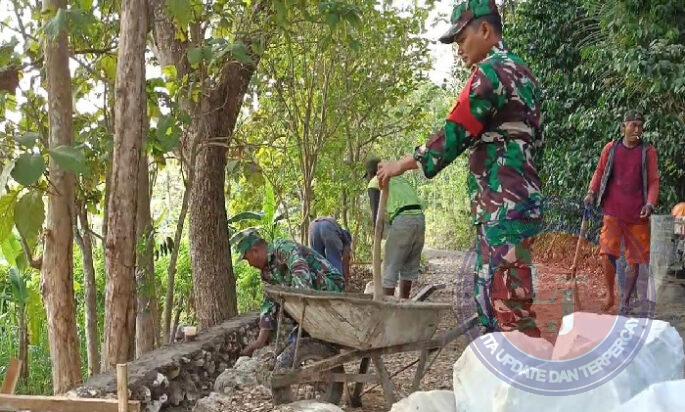 Peran Aktif Babinsa Koramil 080/11 Donorojo Bantu Pembuatan Tanggul Jalan Desa