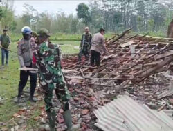 Gercep, Polisi dan TNI Bantu Tangani Dampak Angin Puting Beliung di Bondowoso