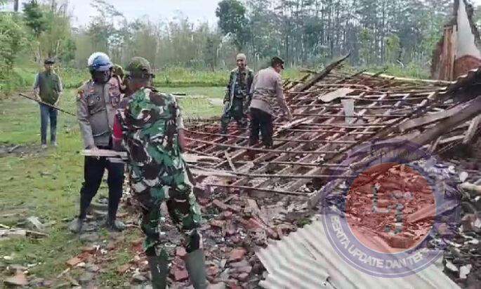 Gercep, Polisi dan TNI Bantu Tangani Dampak Angin Puting Beliung di Bondowoso