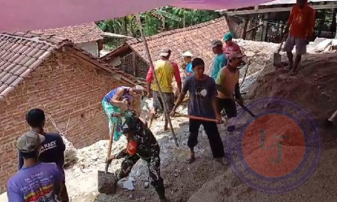 Talud Rumah Longsor, Babinsa Koramil 0801/04 Tegalombo Bantu Bersihkan Sisa Meterial