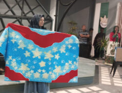 Anggota DPRD kota Surabaya Komisi D Memperkenalkan Batik Peneleh ke Pengusaha