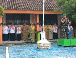 Anggota Pos Koramil Gerih Jadi Pembina Upacara di SMKN 1 Gerih