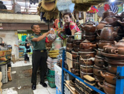 Ada Maksud Apa Babinsa Sudiroprajan Datangi Pedagang Gerabah di Pasar Gede Solo