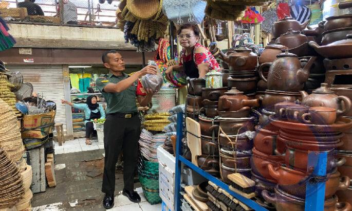 Ada Maksud Apa Babinsa Sudiroprajan Datangi Pedagang Gerabah di Pasar Gede Solo