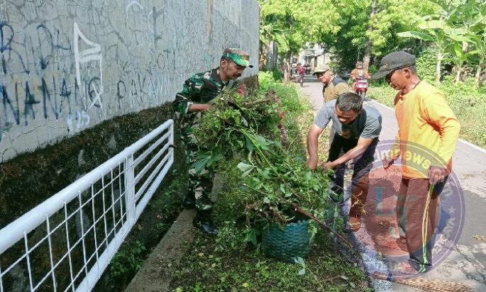 Peduli Lingkungan, Babinsa Pucangsawit Bersama Warga Gelar Kerja Bakti Bersihkan Jalan