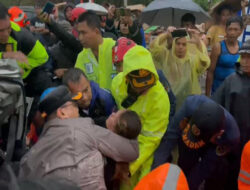 Detik-detik Kapolres Purwakarta Evakuasi Korban Tabrakan Beruntun Tol Cipularang