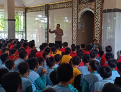 Bhabinkamtibmas Edukasi Siswa SMPN 28 Gresik tentang Bahaya Narkoba