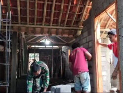 Kedekatan Nyata, Babinsa Koramil 0801/05 Nawangan Bantu Perbaiki Rumah Warga