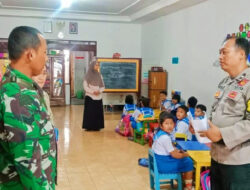 Sambangi Sekolah TK Tunas Mekar, Babinsa Nusukan Bangkitkan Semangat dan Berikan Motivasi Rajin Belajar