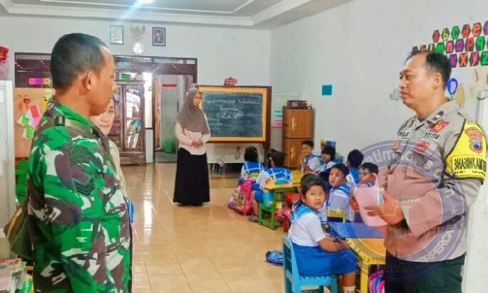 Sambangi Sekolah TK Tunas Mekar, Babinsa Nusukan Bangkitkan Semangat dan Berikan Motivasi Rajin Belajar