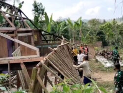 Wujud Kebersamaan, Babinsa Koramil 0801/06 Bandar Bantu Perbaikan Rumah Warga