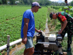 Wujud Kepedulian, Babinsa Koramil 0801/03 Arjosari Bantu Pasang Pipanisasi