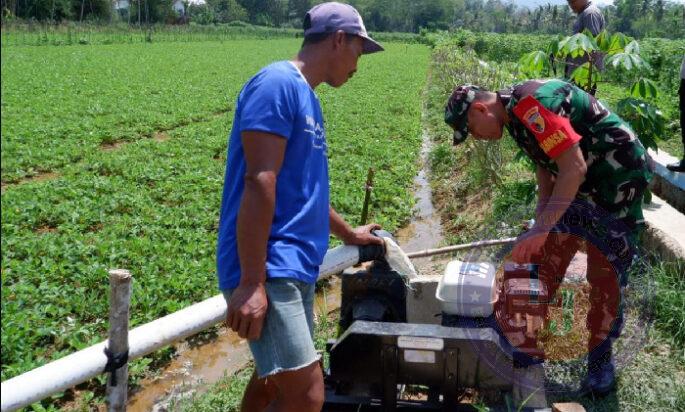 Wujud Kepedulian, Babinsa Koramil 0801/03 Arjosari Bantu Pasang Pipanisasi