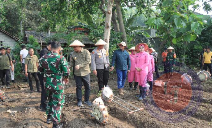 Wujudkan Ketahanan Pangan Mandiri, Polres Blitar Kota Bersama Masyarakat Tanam Jagung di Lahan Aset Polri