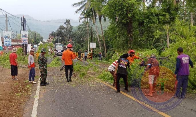 Kolaborasi TNI, Polri, BPBD dan Warga Trenggalek: Langkah Nyata Wujudkan Keselamatan Jalan Raya