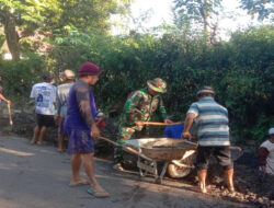 Kerja Bakti, Babinsa Kodim 0802/Ponorogo Bersihkan Saluran Irigasi Bersama Warga