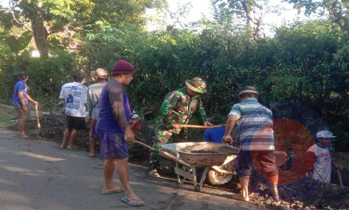 Kerja Bakti, Babinsa Kodim 0802/Ponorogo Bersihkan Saluran Irigasi Bersama Warga