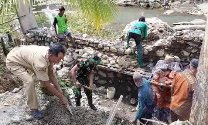 Peran Aktif Babinsa Koramil 0801/08 Tulakan Bantu Pembuatan Talud