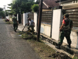 Peduli Kebersihan Lingkungan, Babinsa Kepatihan Wetan Bersama Linmas dan Tim Saberling Kerja Bakti Bersihkan Selokan Air