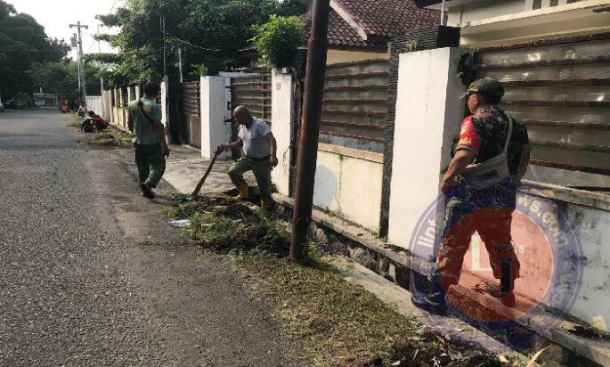 Peduli Kebersihan Lingkungan, Babinsa Kepatihan Wetan Bersama Linmas dan Tim Saberling Kerja Bakti Bersihkan Selokan Air