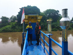 Antisipasi Bencana Banjir Babinsa Pucangsawit Cek Kondisi Air Sungai di Pos Pantau Jurug