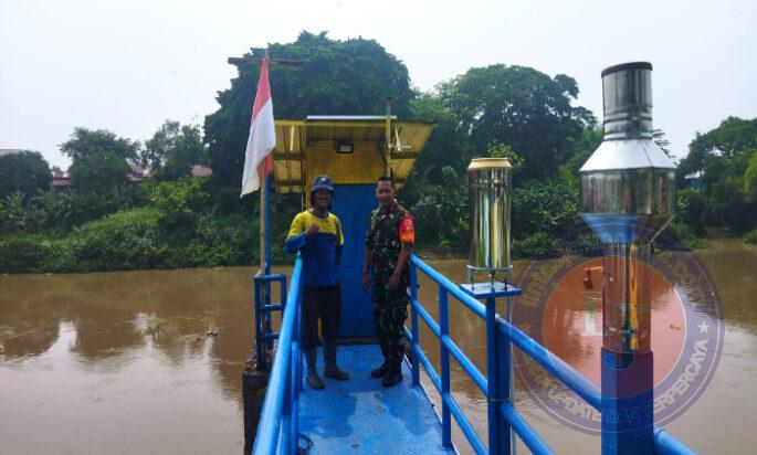 Antisipasi Bencana Banjir Babinsa Pucangsawit Cek Kondisi Air Sungai di Pos Pantau Jurug