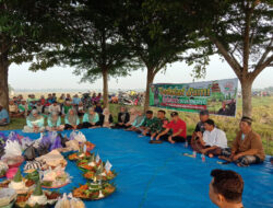 Jaga Kearifan Lokal,Babinsa Koramil 04 Padas Hadiri Tradisi Sedekah Bumi Bersama Warga