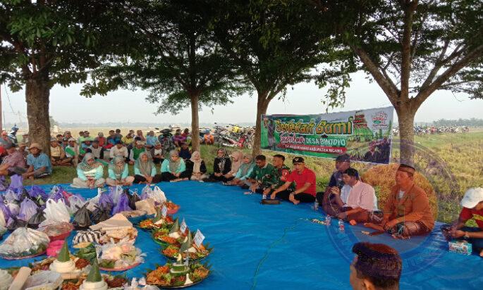 Jaga Kearifan Lokal,Babinsa Koramil 04 Padas Hadiri Tradisi Sedekah Bumi Bersama Warga