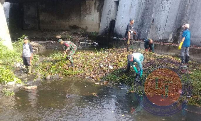 Cegah Terjadinya Banjir, Babinsa Keprabon Bersama Elemen Masyarakat Laksanakan Kerja Bakti Resik-resik Kali Pepe