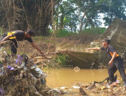 Kompak, Polres Ponorogo Bersama TNI besrta Warga Bersihkan Sungai Cegah Banjir