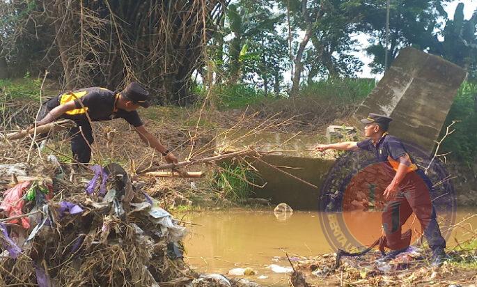 Kompak, Polres Ponorogo Bersama TNI besrta Warga Bersihkan Sungai Cegah Banjir