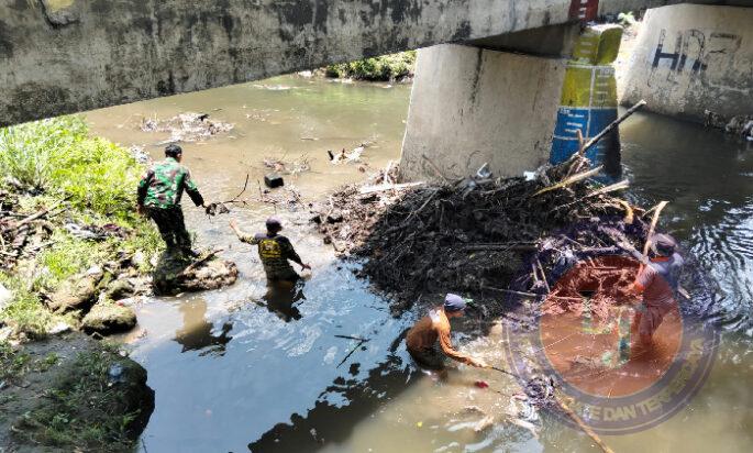 Bersihkan Sampah di Kali Jenes, Babinsa Laweyan Berharap Tidak Terjadi Banjir Saat Musim Hujan Tiba