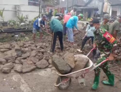 Kompak,Babinsa Dan Warga Gotong Royong Dalam Pemadatan Jalan Ke TPU