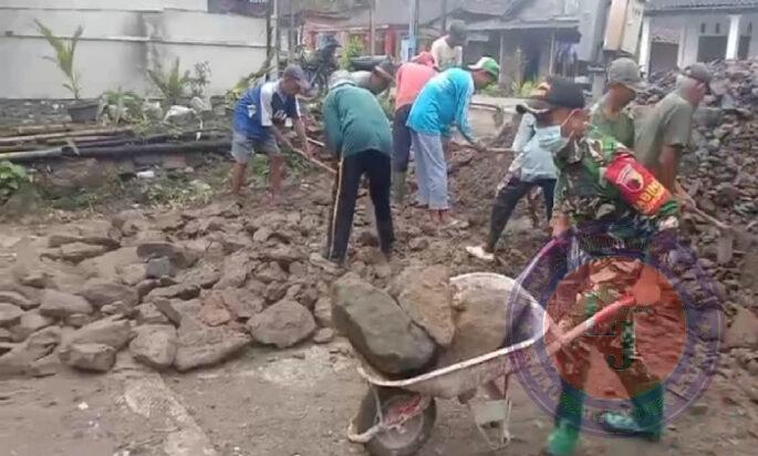 Kompak,Babinsa Dan Warga Gotong Royong Dalam Pemadatan Jalan Ke TPU