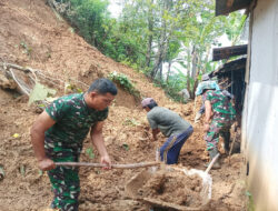 Wilayah Binaan Terjadi Tanah Longsor, Babinsa Kodim 0802/Ponorogo Sigap Bantu Warga