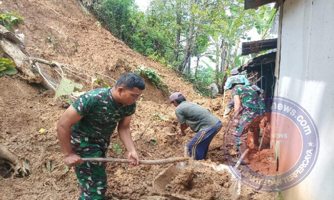 Wilayah Binaan Terjadi Tanah Longsor, Babinsa Kodim 0802/Ponorogo Sigap Bantu Warga