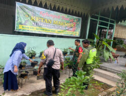 Dukung Ketahanan Pangan, Babinsa Bersama Bhabinkamtibmas Kepatihan Wetan Dampingi Kelompok Tani Ketan Makmur